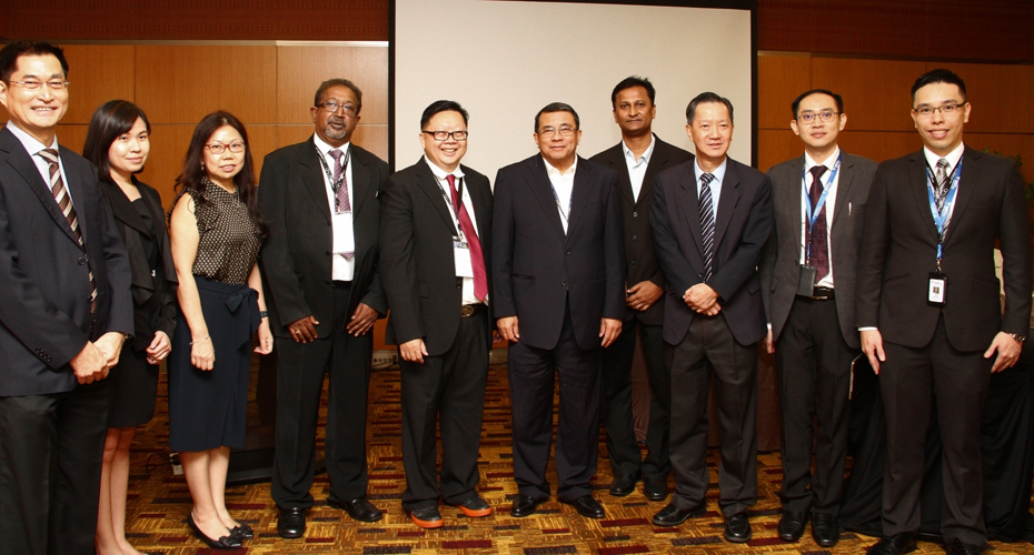 NKF在配合马来西亚肾脏科学会（MSN）第33届年会举行的第一届亚太急性肾损伤（AKI）和连续性肾脏替代治疗（CRRT）会议上，推介了腹膜透析资助计划。左五起为李云天医生及NKF董事会主席拿督扎奇穆拉德医生。