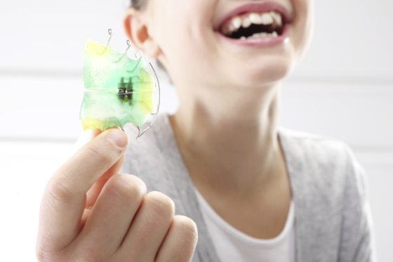 侯锦泉 / 骨骼还在发育 青少年佩戴隐形牙套 会否无效？