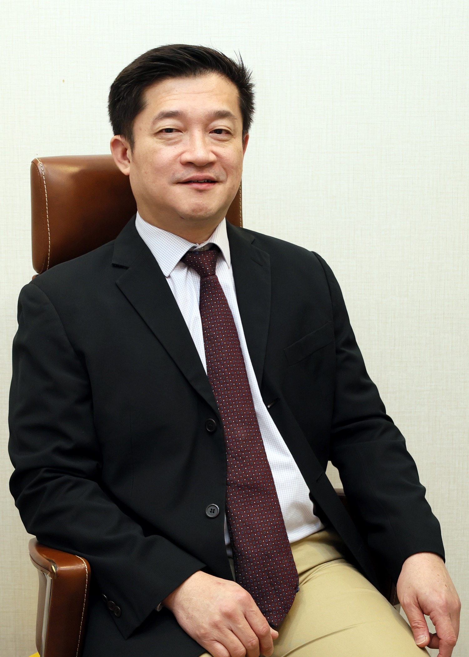 “超级胶水”一封即闭 无需麻醉 20分钟治好静脉曲张