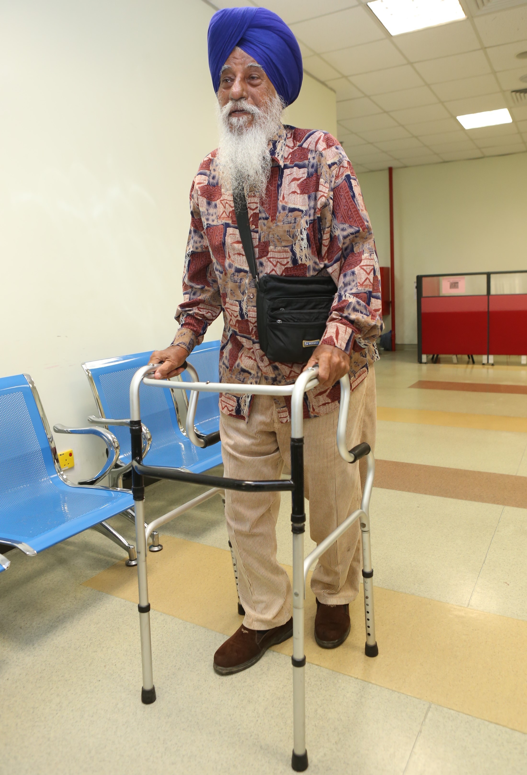 嘉斯萬手術後10天，已可以扶著拐杖緩緩站立和行走，並準備接受物理治療。