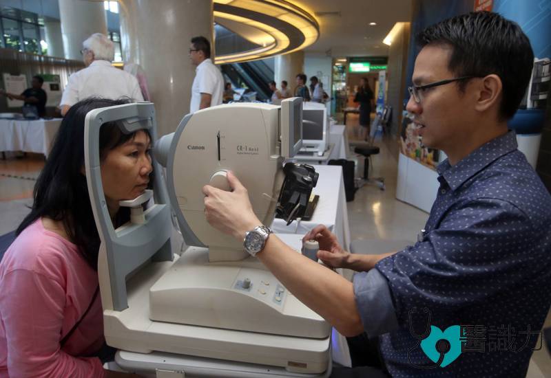 由眼科专科医生和专业护士组成的团队，为公众进行视敏度、眼压测量、拍摄视基底，以及视盘和裂隙灯检查。（图：星洲日报）
