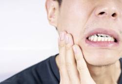 问医-侯锦泉-咬硬物喝冷水-牙齿闪电痛-未必是蛀牙-5大原因逐个看问医